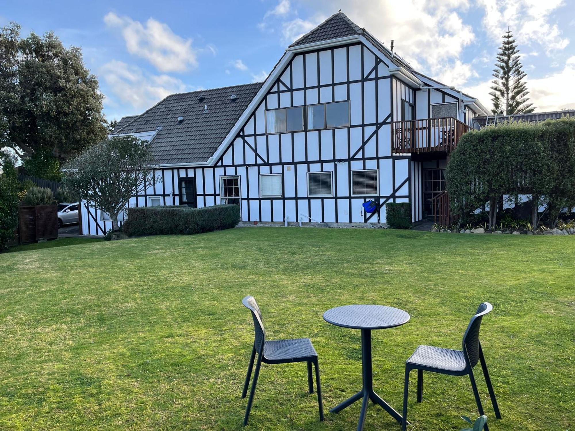 Tudor Manor Bed&Breakfast Paraparaumu Exterior foto