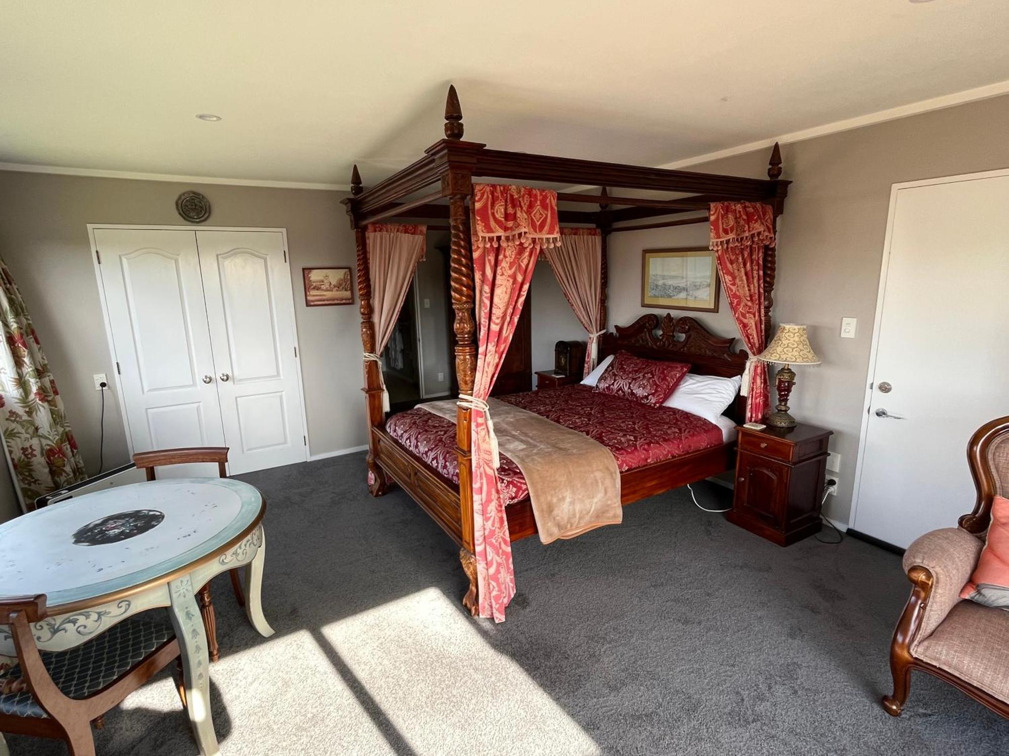 Tudor Manor Bed&Breakfast Paraparaumu Exterior foto